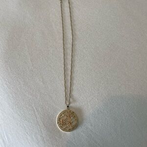 Elegant Gold Pendant Necklace